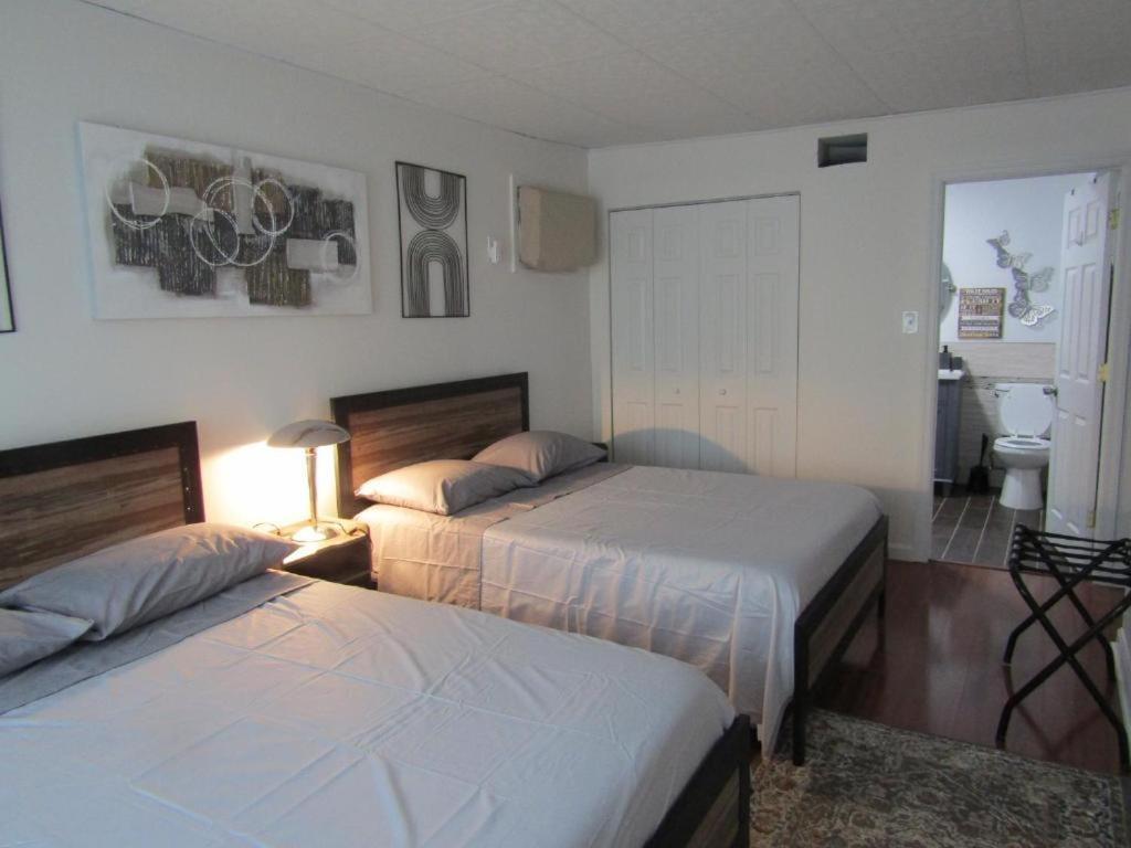 Stylish Cozy Quiet Family Retreat And Romantic Getaway Sleeps Up To 7 With Fast Wifi, Free Parking, Work Station, Alexa Enabled, Fenced In Backyard For Pets Grill Party Patio, Porch, Beach, Canal, Stadium,Boardwalk Restaurants, And Much More! Atlantic City Extérieur photo